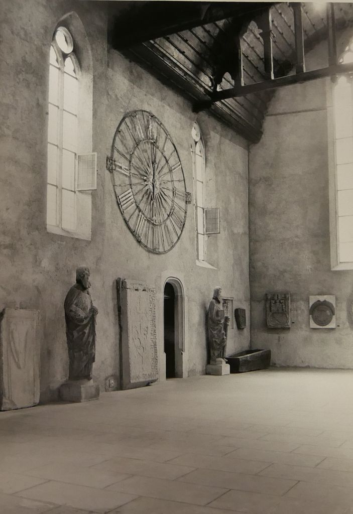 Chapelle Saint-Jean, intérieur, cour, vitraux, sarcophage, pierres gravées - 1964