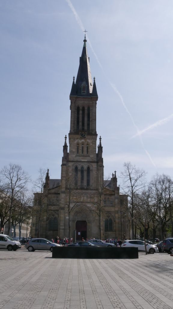 Église Saint-Étienne, vue de l'édifice depuis la place de la Paix - 2019